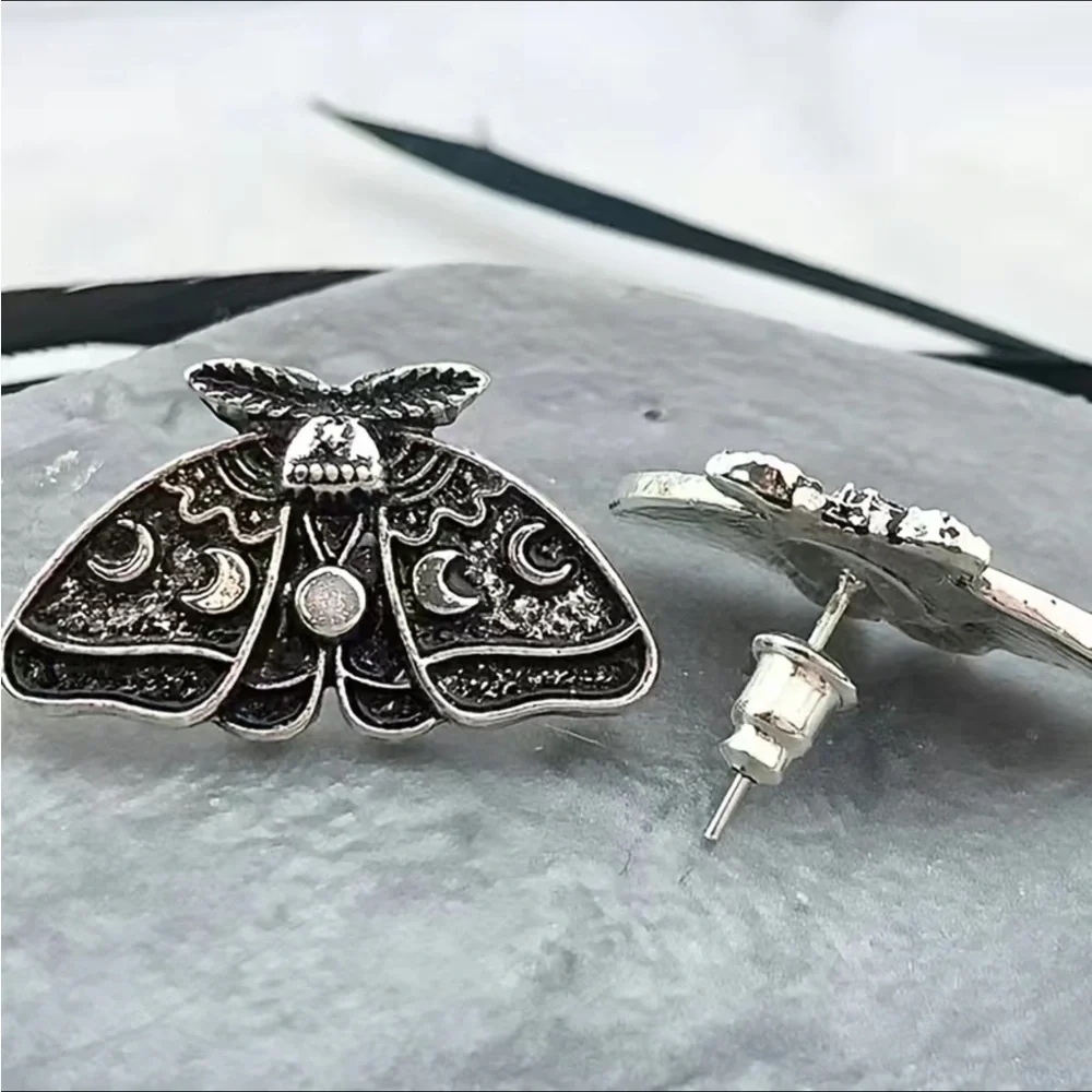 Moth crescent moon silver earrings - Picture 2 of 13